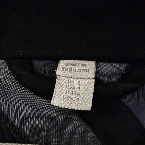 Burberry Coat with a Leather Belt - Picture 9 of 9